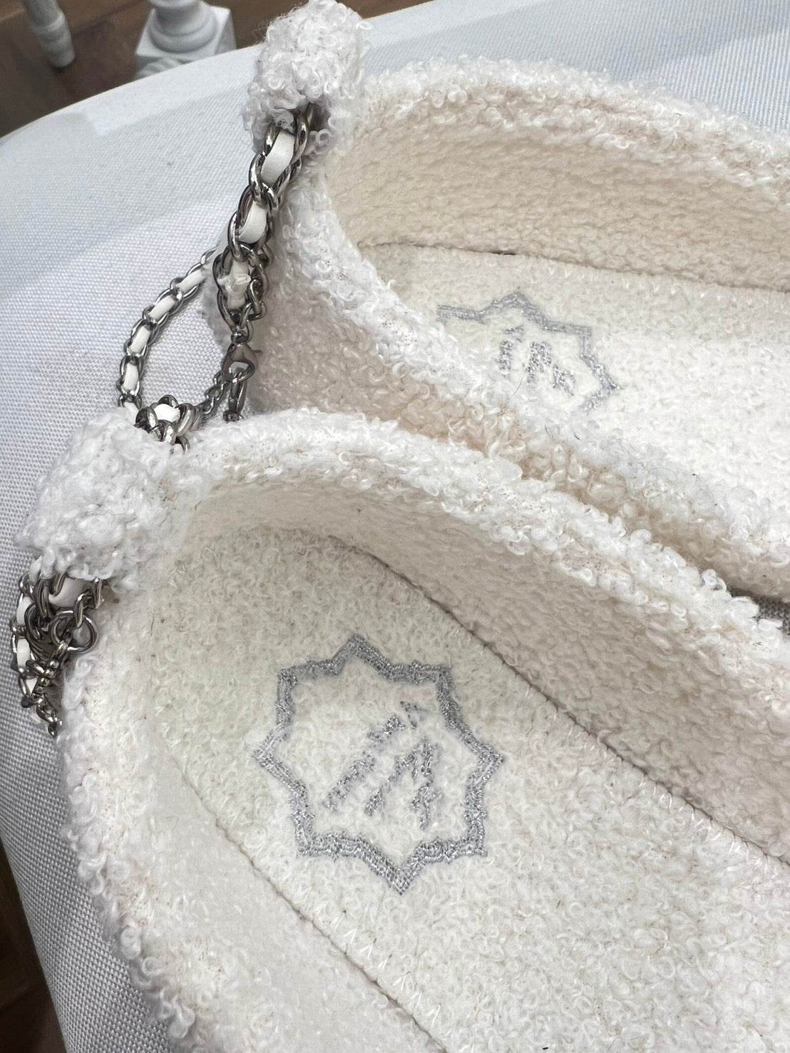 "Fluffy Lounge Shoes" Voyage Milk